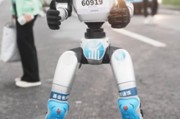 全球首場(chǎng)“人機(jī)共跑” 機(jī)器人ETF易方達(dá)（159530）攜手人形機(jī)器人“出戰(zhàn)”半馬