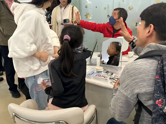 唯兒諾疑陷“擠兌潮”：消費者恐慌搶兌鏡框、基層員工稱確有欠薪