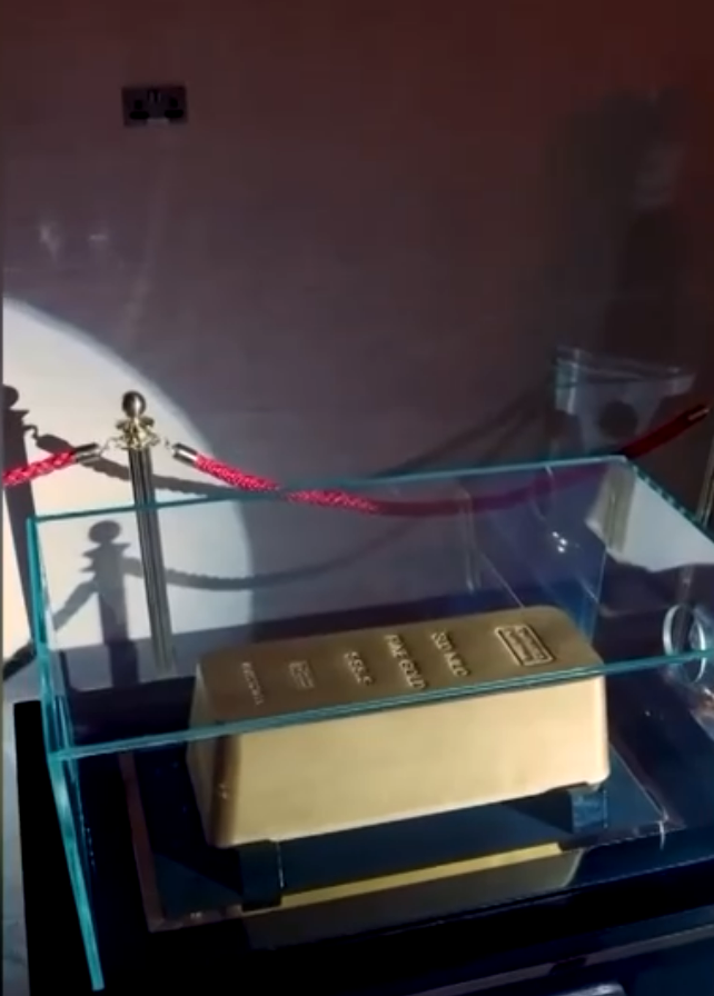 300公斤！迪拜展出全球最大金條！國際金價繼續上漲，升破2700美元關口，未來怎么走？專家解讀