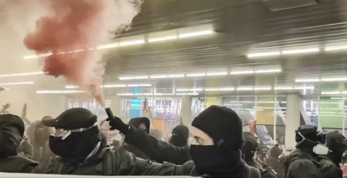 加拿大蒙特利爾爆發騷亂，示威者與警察爆發沖突，特魯多譴責：令人震驚！
