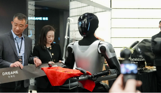 魔法原子人形機器人MagicBot空降南京德基廣場進店打工，顯著提升門店運營效率