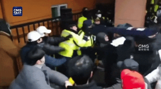 尹錫悅被拘，上百支持者攻入法院打砸破壞、與警察沖突，45人被捕，多名警察傷勢嚴重！韓國代總統(tǒng)：強烈遺憾