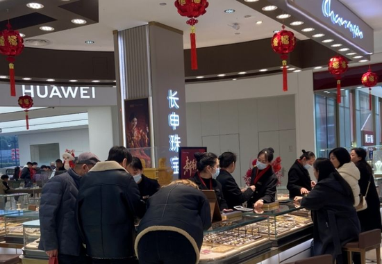金價(jià)飆漲！洛陽黃金消費(fèi)火爆，15分鐘成交一個(gè)戒指，網(wǎng)友感慨：“后悔去年沒多買點(diǎn)”