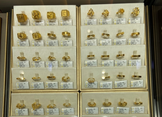 金價(jià)飆漲！洛陽黃金消費(fèi)火爆，15分鐘成交一個(gè)戒指，網(wǎng)友感慨：“后悔去年沒多買點(diǎn)”