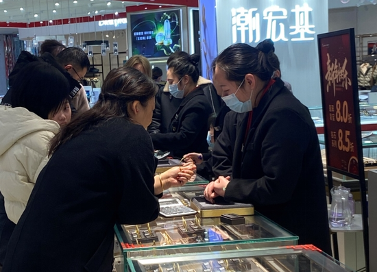 金價(jià)飆漲！洛陽黃金消費(fèi)火爆，15分鐘成交一個(gè)戒指，網(wǎng)友感慨：“后悔去年沒多買點(diǎn)”