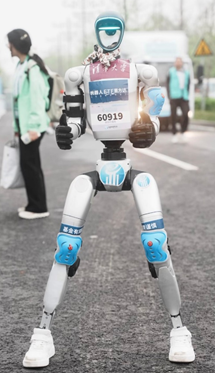 全球首場(chǎng)“人機(jī)共跑” 機(jī)器人ETF易方達(dá)（159530）攜手人形機(jī)器人“出戰(zhàn)”半馬