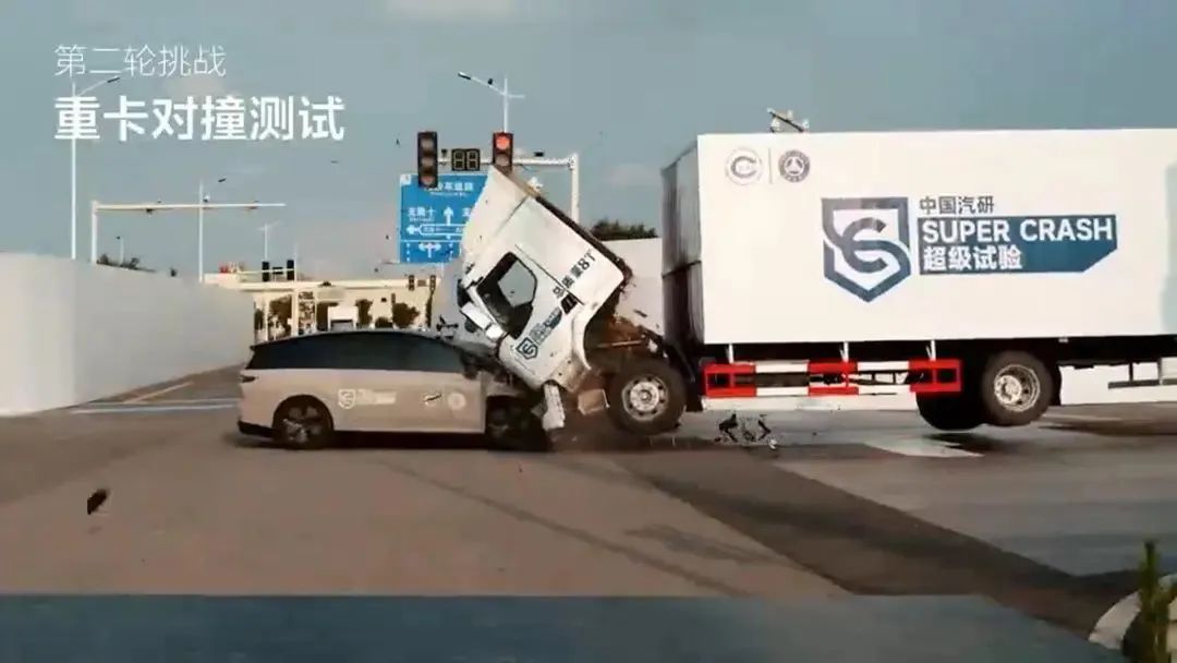 i8“碰撞門”炸鍋！理想主義墜落時(shí)刻？